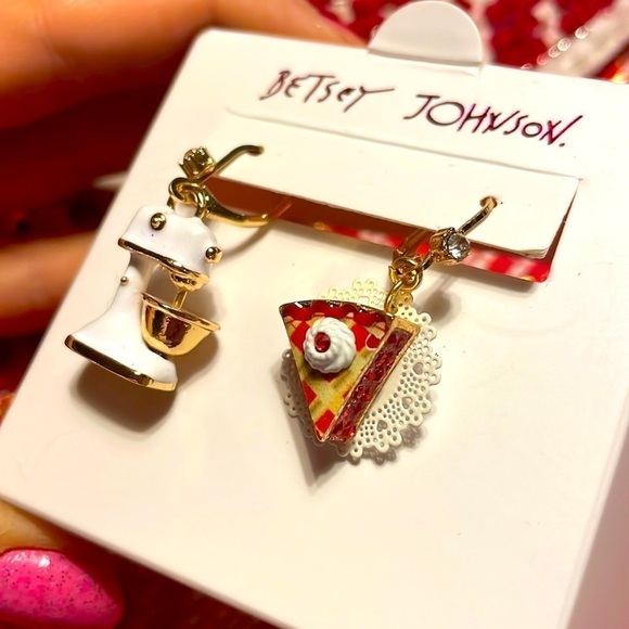 Brand New Betsey Johnson Mismatched Pie Slice & Mixer Baker Drop Earrings - Picture 11 of 12